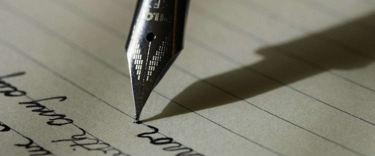 Escritor con maquina de escribir