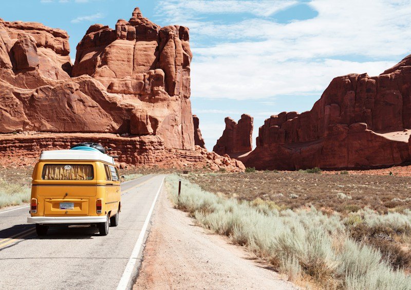 Señal de carretera con distancia en millas en paisaje americano
